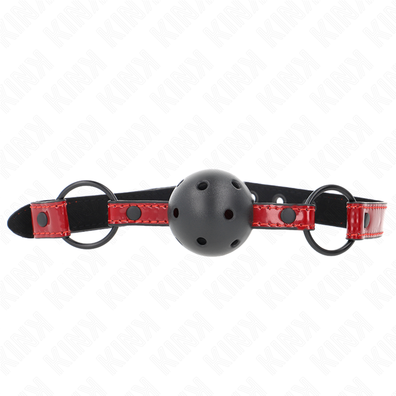 Ball gag forata nera Ø 4,5 cm con cinturino in similpelle lucido rosso 63,5×2 cm. Regolabile 41/59 cm KINK