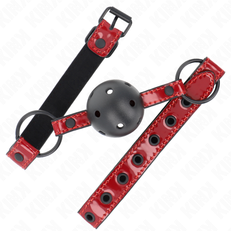 Ball gag forata nera Ø 4,5 cm con cinturino in similpelle lucido rosso 63,5×2 cm. Regolabile 41/59 cm KINK